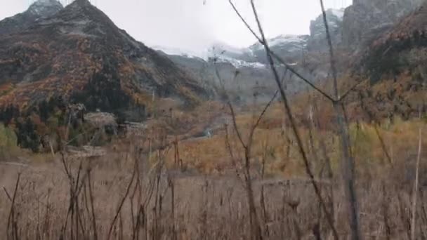 山秋干枯的风景 用覆盖着积雪的巨石围住干地 — 图库视频影像