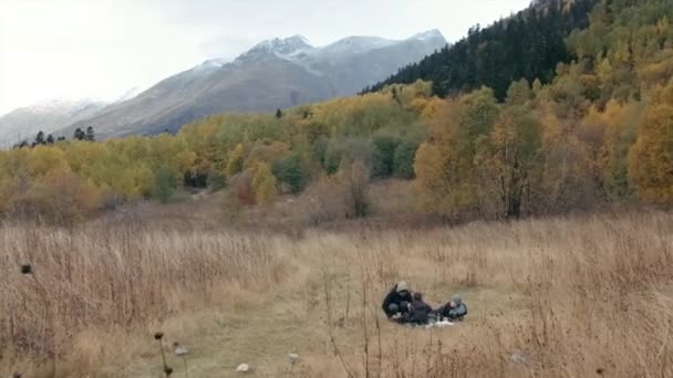 Aile Turistleri Piknikte Sarı Ağaçlar Arkasında Dev Dağlar Var Yaratıcı — Stok video