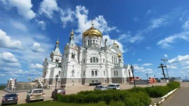 Altın fincanları ve düşük açılı manzarası olan muhteşem bir ortodoks katedrali. Şarjör. Hristiyan kilisesi mavi gökyüzünün zemininde güneşli bir günde, zaman akıp giderken