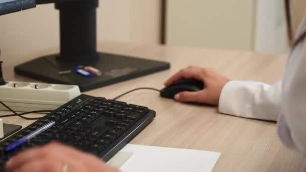 Ofisteki Bilgisayar Klavyesinde Yazan Kadın Ellerini Kapat Şarjör Bilgisayar Kullanan — Stok video
