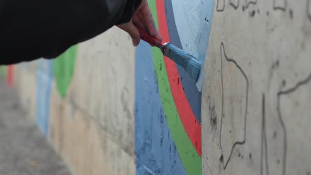 Malarz Graffiti Ścianie Zewnątrz Klip Zbliżenie Męskiej Dłoni Pomocą Pędzla — Wideo stockowe