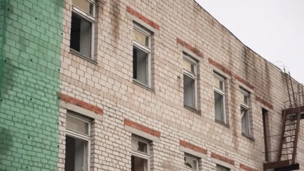 旧的废弃砖房 用于住房和出租公寓或医院 被毁房屋的窗户破了 — 图库视频影像