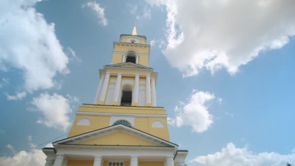 Vista Pitoresca Igreja Ortodoxa Com Uma Torre Amarela Branca Alta — Vídeo de Stock