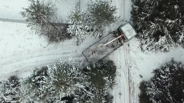 Widok Lotu Ptaka Ciężarówkę Dźwigiem Próbującą Zawrócić Wąskiej Zimowej Drodze — Wideo stockowe