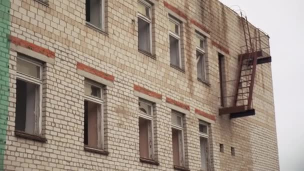住宅や賃貸マンションや病院に使用される古い放棄されたレンガ造りの建物 クリップ 破壊された家の窓 — ストック動画