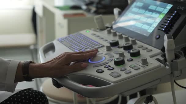 塞尔维亚 贝尔格莱德 2023年9月13日 女医生使用超声波扫描仪进行医学检查 关闭一台超声波机和一个医生的手在上面工作 — 图库视频影像