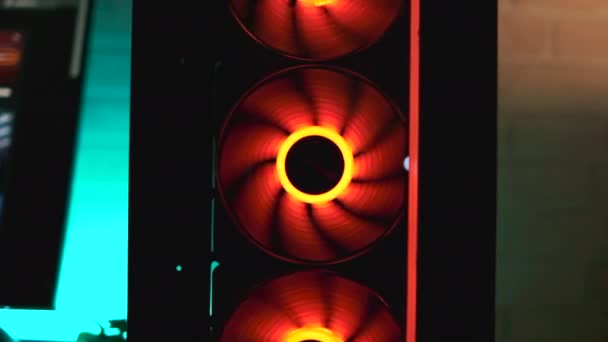 冷却ファンおよび導かれたライトが付いているコンピュータの現代システム単位の閉鎖 クリップ 専門装置の細部 — ストック動画