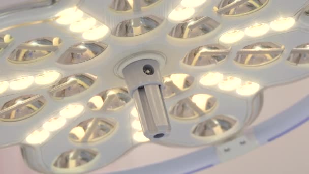 Die Chirurgenlampe Leuchtet Hell Handeln Blick Vom Operationstisch Details Aus — Stockvideo