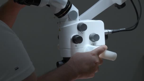 Cirujano Mirando Microscopio Quirófano Acción Médico Usando Microscopio — Vídeos de Stock