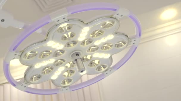 外科ランプは明るく輝いています アクション 手術台からの眺め 病院での手術室の詳細 — ストック動画