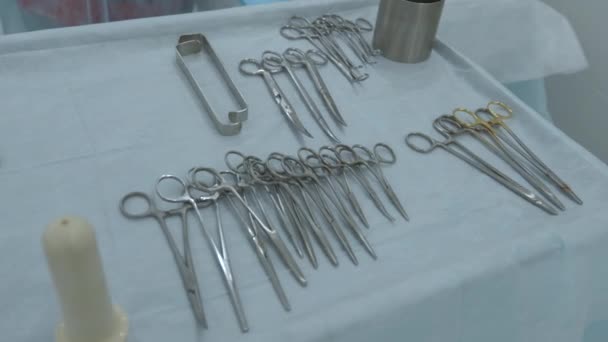 Vícenásobné Chirurgické Nástroje Modrém Stole Akce Chirurg Odložil Chirurgické Nástroje — Stock video