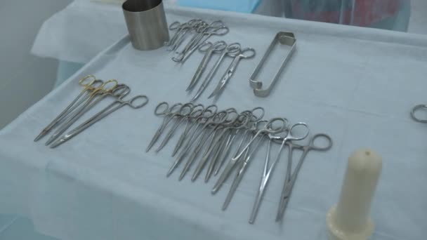 Instruments Chirurgicaux Multiples Sur Table Bleue Action Chirurgien Poser Des — Video