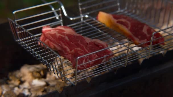 Close Carne Vermelha Suculenta Quente Grelha Imagens Stock Dois Deliciosos — Vídeo de Stock