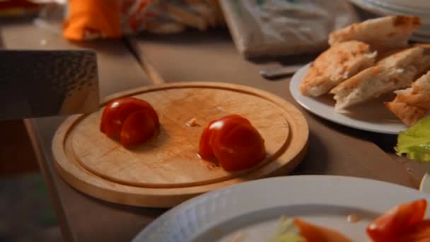 Close Chef Cortando Tomates Bordo Imagens Stock Belo Fatiamento Culinário — Vídeo de Stock