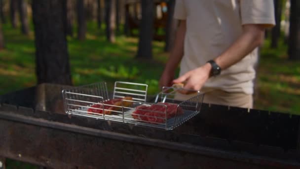 近距离拍摄的人在烤架上煮多汁的肉 库存录像 人在煤上煮两片好吃的红肉 夏天在户外烤肉 — 图库视频影像