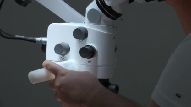 Médico Masculino Usando Microscopio Laboratorio Acción Hombre Laboratorio Examina Muestra — Vídeos de Stock