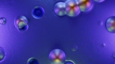 Mavi arkaplana düşen soyut su damlaları. Tasarım. Çizgi film tarzı, renkli yuvarlak damlalar