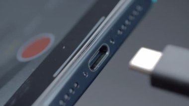 Çin, Pekin - 15 Eylül 2023: USB C kablosu iPhone 'a bağlandı. Başla. USB-C ile çalışan yeni iPhone 15 profosyonel şarj konnektörü USB-C bağlantılı iPhone üretimine yeni bir çözüm. 