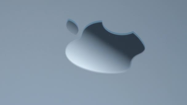 ニューヨーク 2023年9月15日 グレーの背景にアップルのロゴを閉じます アクション 光沢のある表面のスタイリッシュなアップルロゴ Macbookまたは新しいIphoneのAppleロゴについて — ストック動画