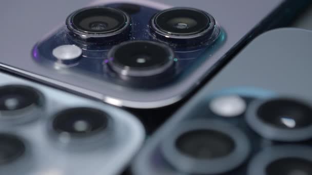 2023年9月15日 Iphone相机的特写 新Iphone 15上的相机在广告时尚视频方面的专业最大值 Iphone 14和15 Pro上相机设计的比较 — 图库视频影像