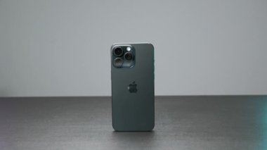 Çin, Pekin - 15 Eylül 2023: 15 profesyonel iPhone. Başla. Moda tasarımı ve ek teknolojileri olan Apple 'dan yeni bir iPhone modeli. Gri arkaplanda en fazla 15 profosyonel iPhone modeli. 
