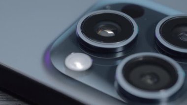 ABD, New York - 15 Eylül 2023: 15 no 'lu iPhone kamerasının yakın çekimi. Başla. Geliştirilmiş kamerayla yeni iPhone 15 'in şık tasarımı. Reklam için yeni iPhone 15. 