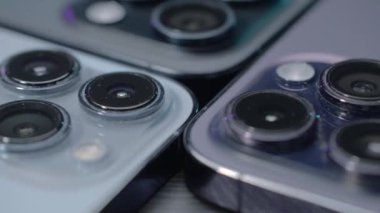 İngiltere, Londra - 15 Eylül 2023: iPhone kameralarına yakın çekim. Başla. Yeni iPhone 'daki kameralar reklam için en fazla 15 profosyonel video. iPhone 'daki kamera tasarımı karşılaştırması 13, 14 ve 15 pro.