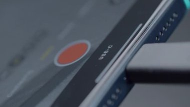 Çin, Pekin - 15 Eylül 2023: USB C kablosu iPhone 'a bağlandı. Başla. USB-C ile çalışan yeni iPhone 15 profosyonel şarj konnektörü USB-C bağlantılı iPhone üretimine yeni bir çözüm. 