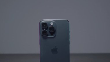 Çin, Pekin - 15 Eylül 2023: 15 profesyonel iPhone. Başla. Moda tasarımı ve ek teknolojileri olan Apple 'dan yeni bir iPhone modeli. Gri arkaplanda en fazla 15 profosyonel iPhone modeli. 