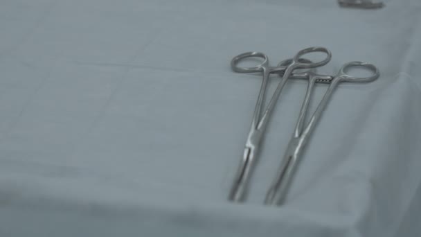 近景不锈钢仪器 医院的医疗工具 — 图库视频影像