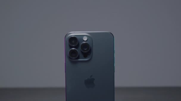 2023年9月15日 新Iphone 15专业 新的Iphone机型来自苹果 具有时尚的设计和额外的技术 灰色背景下的15 Pro Max型时尚Iphone — 图库视频影像