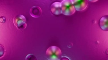 Kabarcıklı soyut sıvı yüzey. Tasarım. Çelişkili şekilli düşen su damlaları