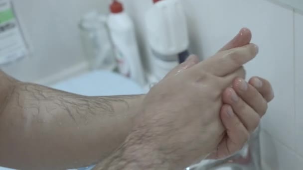 Dokter Bedah Mencuci Tangannya Sebelum Operasi Dengan Air Wastafel Mulai — Stok Video