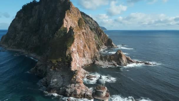 Bovenaanzicht Prachtige Rotsachtige Kaap Met Vuurtoren Een Knip Cinematisch Landschap — Stockvideo