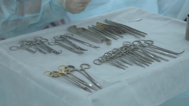 Nahaufnahme Des Tisches Mit Professionellen Chirurgischen Instrumenten Handeln Moderne Sterile — Stockvideo
