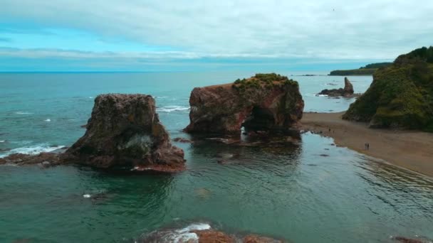岩石悬崖峭壁的顶部景观 海岸上的侵蚀与游客 多云的天气 美丽的岩石礁 海滨有悬崖 岩石海岸上有侵蚀的海鸥和游客 — 图库视频影像