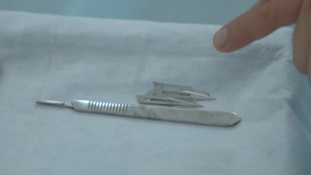 Nahaufnahme Des Tisches Mit Professionellen Chirurgischen Instrumenten Handeln Moderne Sterile — Stockvideo