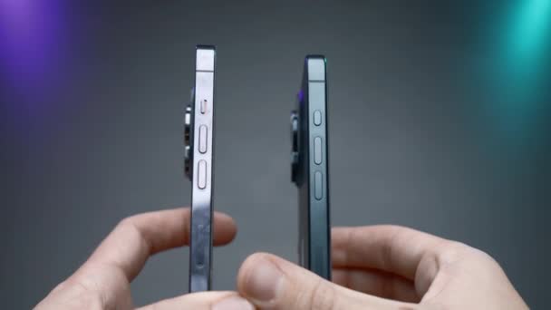 アメリカ ニューヨーク 2023年9月15日 新しいIphoneの比較 アクション ブロガーは Iphone 14と15プロの最新バージョンを比較しています Iphone 14と15プロの外部デザインの比較 — ストック動画