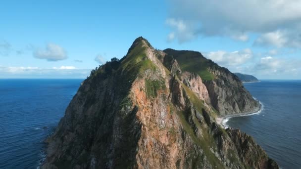 海洋中岩石山岛屿的俯瞰 阳光灿烂的大海中岩石岛屿的奇景 海岛岩石景的电影景观 — 图库视频影像