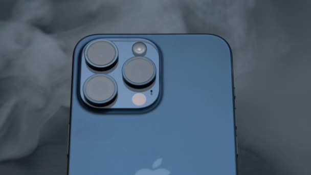 2023年9月15日 新款Iphone的特写镜头 新型Iphone 15的时尚设计 以烟熏为背景 新型Iphone Pro的促销视频 — 图库视频影像