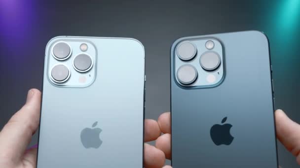 アメリカ ニューヨーク 2023年9月15日 Iphoneデザイン比較 アクション 男はIphone 14と15プロの最新バージョンを手に持っています 最新のIphone 14と15プロのデザインの外部比較 — ストック動画