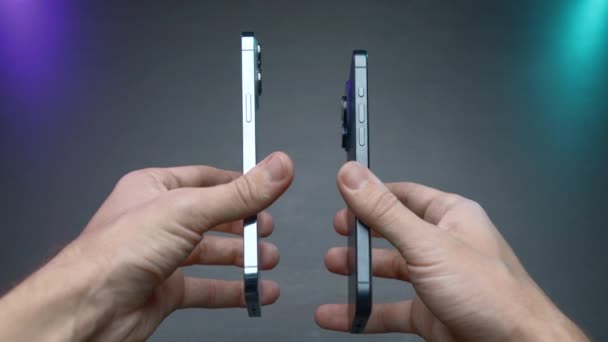 アメリカ ニューヨーク 2023年9月15日 新しいIphoneの比較 アクション ブロガーは Iphone 14と15プロの最新バージョンを比較しています Iphone 14と15プロの外部デザインの比較 — ストック動画