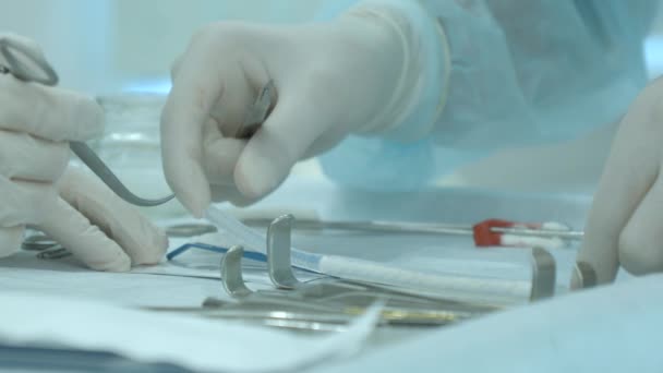 Instrumen Steril Klinik Gigi Mulai Instrumen Untuk Memeriksa Gigi Meja — Stok Video