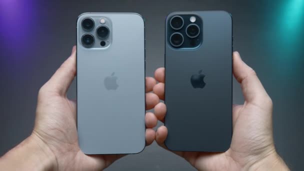 2023年9月15日 Iphone设计比较 人类手握最新版本的Iphone 14和Iphone 最新Iphone 14和15 Pro设计的外部比较 — 图库视频影像