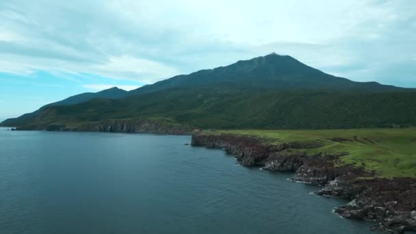Impresionante Paisaje Natural Aéreo Con Hermosas Montañas Mar Azul Tranquilo — Vídeos de Stock