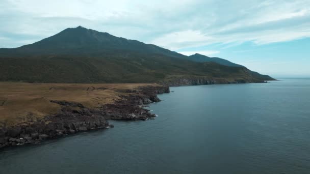 Εναέρια Εκπληκτικό Φυσικό Τοπίο Όμορφα Βουνά Και Γαλανή Ήρεμη Θάλασσα — Αρχείο Βίντεο