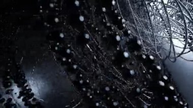 Dönen vahşi teknolojik kasırga. Tasarım. Bükülmüş metal kablolar ve küreler