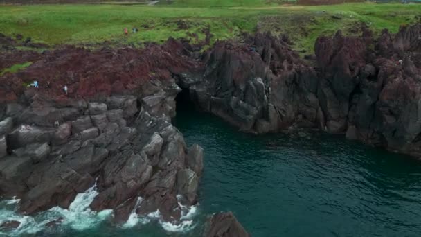 Επικό Τοπίο Στο Βράχο Του Νησιού Και Γαλάζια Θάλασσα Κλιπ — Αρχείο Βίντεο