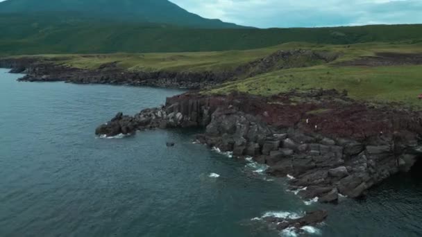 Εναέρια Άποψη Της Άκρας Του Ομιχλώδους Νησιού Στην Ιαπωνία Κλιπ — Αρχείο Βίντεο