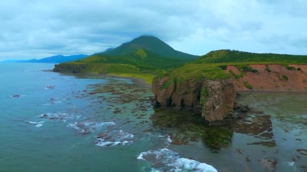 Κάτοψη Βραχώδους Ακτής Άλγη Στην Ακτή Κλιπ Τοπίο Βράχων Στην — Αρχείο Βίντεο